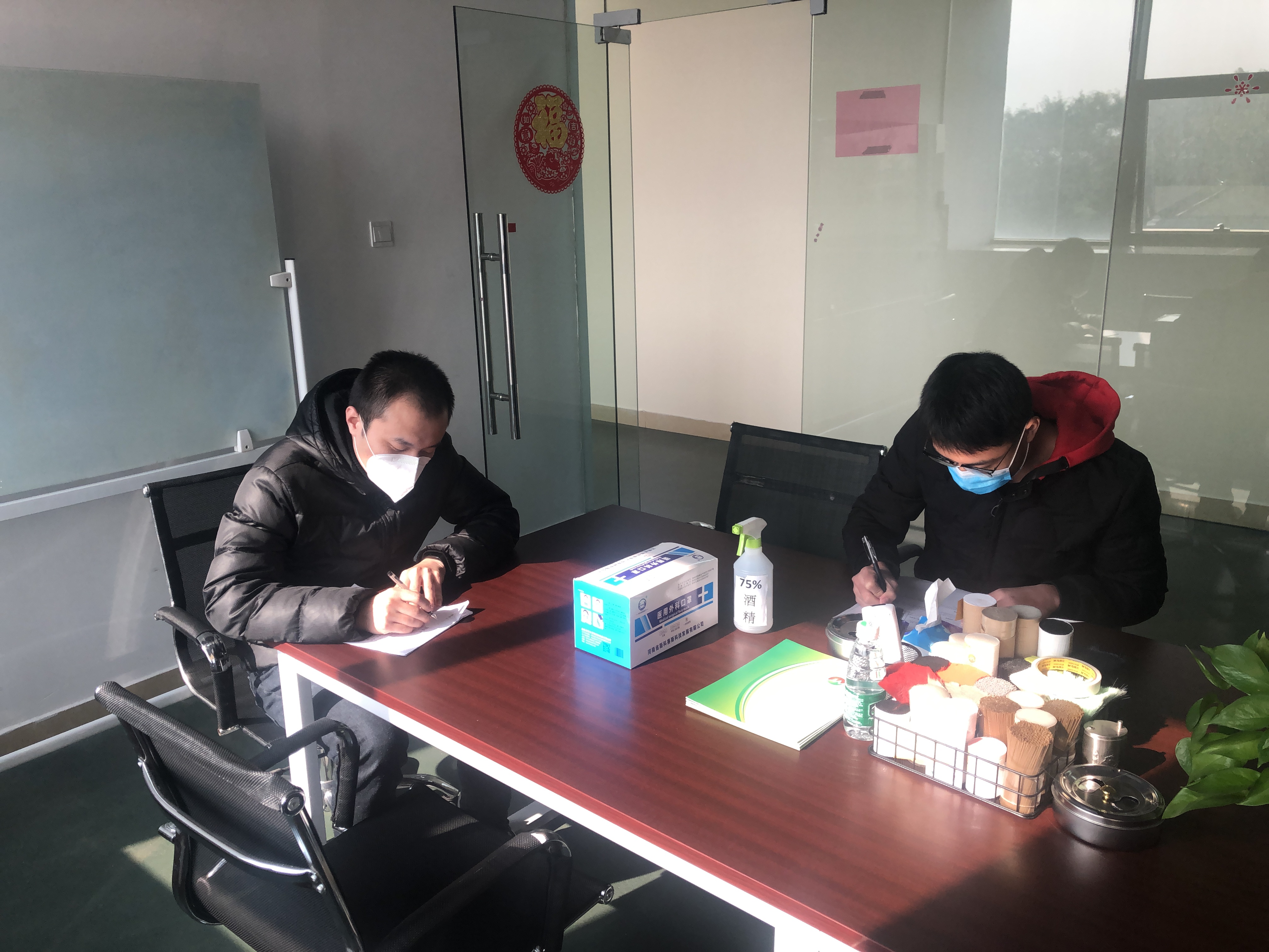 發(fā)放口罩，填寫(xiě)登記表